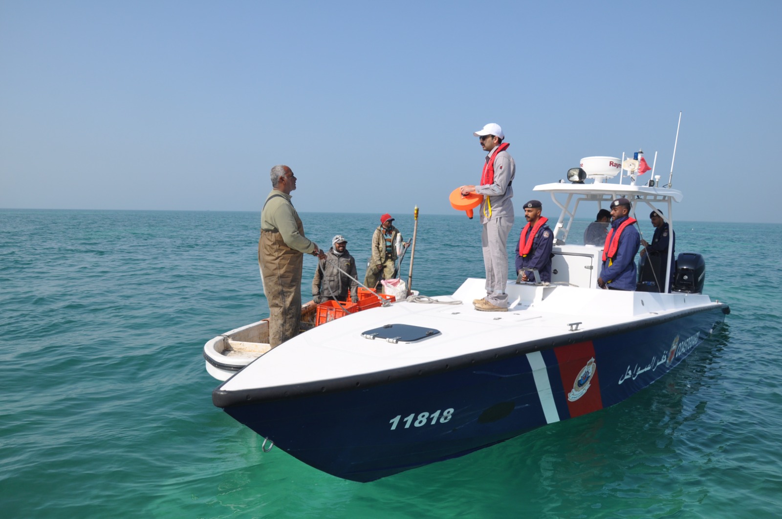 خفر السواحل تنفذ حملة توعوية بحرية بالتعاون مع بابكو إنرجيز ضمن مشروع المسح البحري ثلاثي الأبعاد<